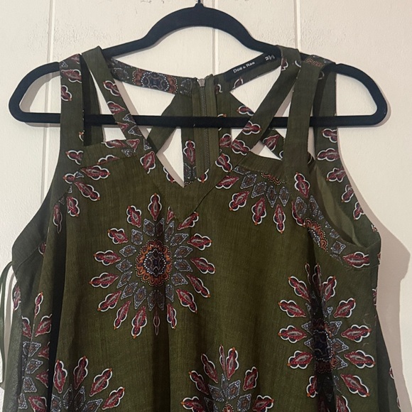 Doe & Rae Asymmetrical Dress in Dark Green with Floral Design - Picture 3 of 8